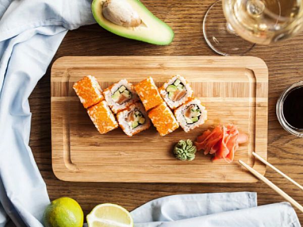 Как правильно выбрать суши для романтического ужина?